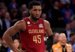 多诺万·米(mǐ)切尔被球場(chǎng)冲进球迷惊到(dào)