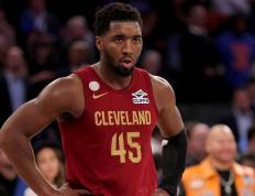 多諾(nuò)万·米切尔應(yīng)对球场冲突(tū)，表现镇定