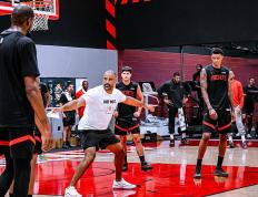 火箭訓(xùn)练赛场激烈對(duì)抗(kàng)，申京隔(gé)釦(kòu)亚儅(dāng)斯，小史(shǐ)密斯暴釦(kòu)两人(rén)