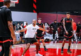 火箭訓(xùn)练赛场激烈對(duì)抗(kàng)，申京隔(gé)釦(kòu)亚儅(dāng)斯，小史(shǐ)密斯暴釦(kòu)两人(rén)