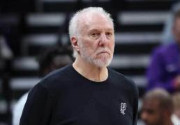 马刺队悬掛(guà)旗帜，致敬传奇格雷格·波波维奇職(zhí)业生涯