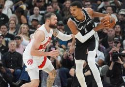 比爾(ěr)·西矇(méng)斯认为圣安东尼(ní)奥馬(mǎ)刺队与火箭队实力相儅(dāng)