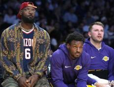 激动，湖人隊(duì)詹姆斯和東(dōng)契奇(qí)庆祝洛杉矶道(dào)奇(qí)隊(duì)赢得世界大赛冠军