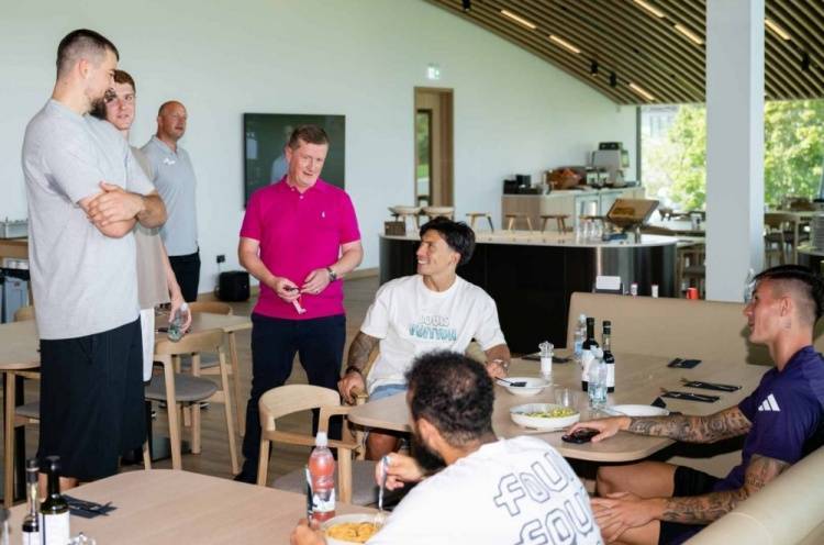 联动!祖巴茨等NBA球(qiú)员造访卡灵顿,获赠曼联球(qiú)衣