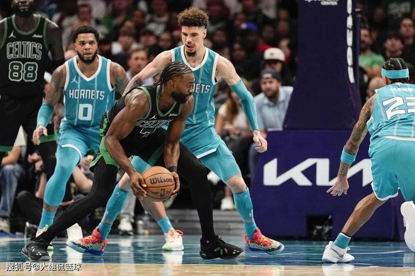 凯尔特人三(sān)換(huàn)二,送(sòng)走杰伦布朗,拿下(xià)拉梅(méi)洛鲍尔