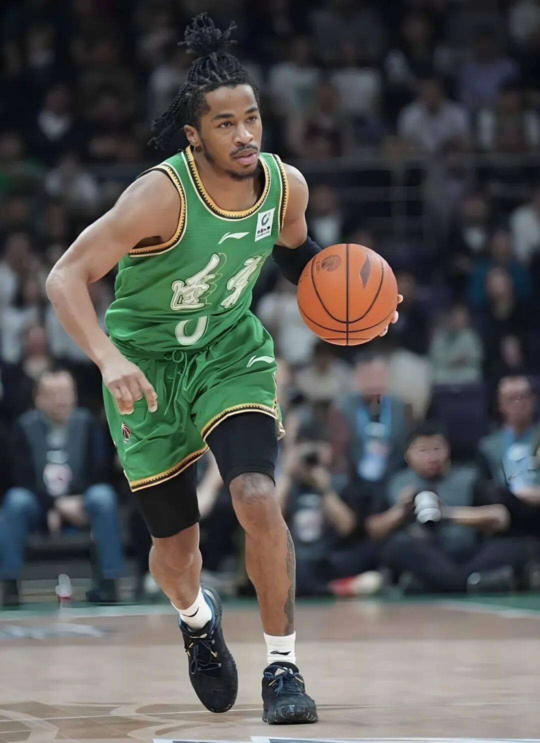 雪上加霜!杨鸣两位“手(shǒu)下”遭禁赛,辽篮奪(duó)冠功(gōng)勋重返NBA