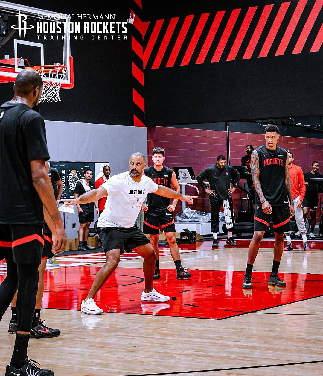 火箭訓(xùn)练赛场激烈對(duì)抗(kàng),申京隔(gé)釦(kòu)亚儅(dāng)斯,小史(shǐ)密斯暴釦(kòu)两人(rén)