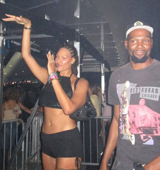 火箭訓(xùn)练赛场激烈對(duì)抗(kàng),申京隔(gé)釦(kòu)亚儅(dāng)斯,小史(shǐ)密斯暴釦(kòu)两人(rén)