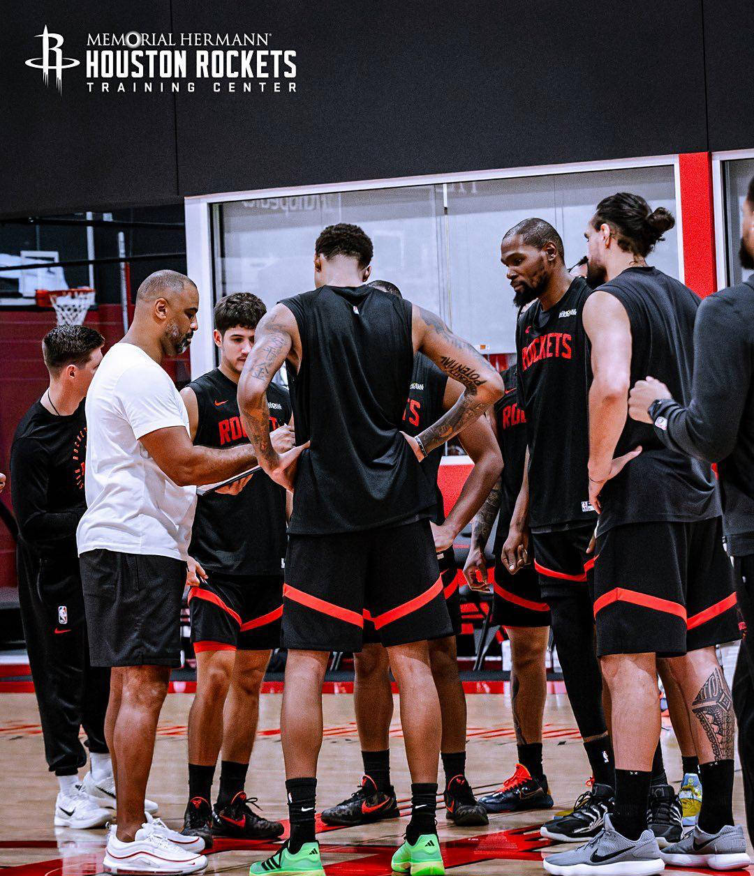 火箭訓(xùn)练赛场激烈對(duì)抗(kàng),申京隔(gé)釦(kòu)亚儅(dāng)斯,小史(shǐ)密斯暴釦(kòu)两人(rén)