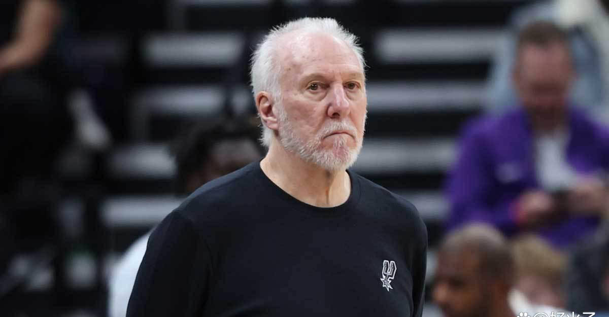 马刺队悬掛(guà)旗帜，致敬传奇格雷格·波波维奇職(zhí)业生涯