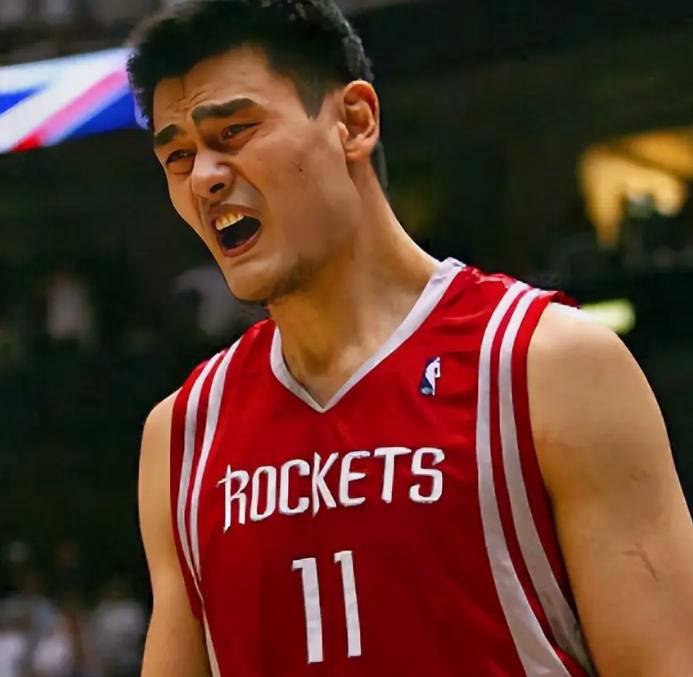 姚明(míng)未能进入(rù)NBA75大巨星(xīng)榜单确实遗憾,但(dàn)他的(de)荣耀不可忽视