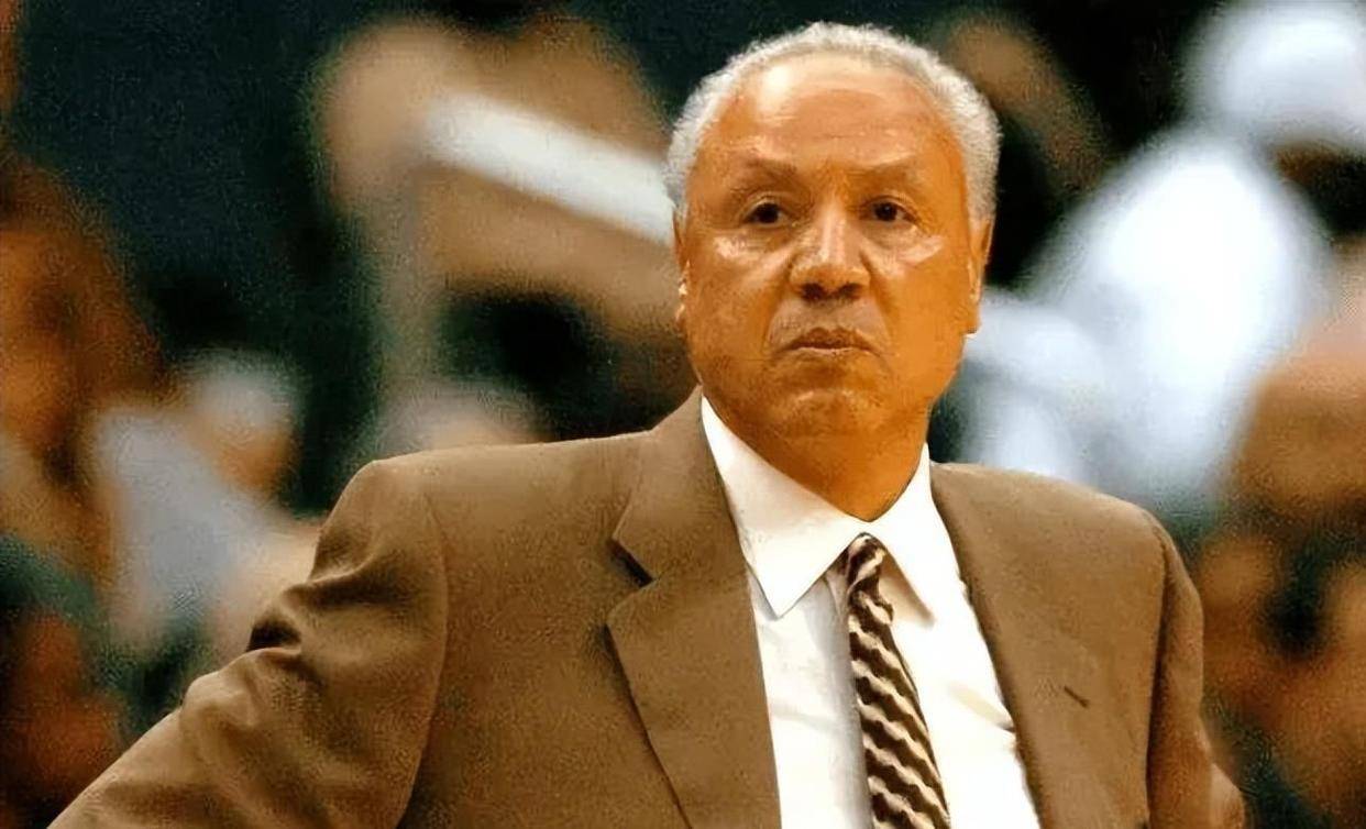 威(wēi)爾(ěr)肯斯去世，享年(nián)88岁，唯一(yī)同时入选NBA75大(dà)巨星和15大(dà)教练的传奇