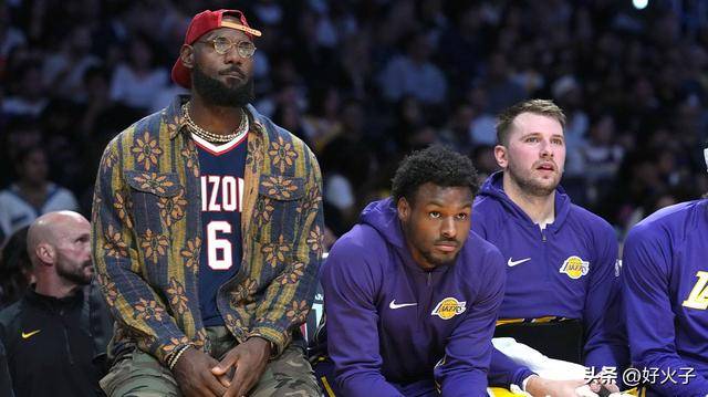 激动，湖人隊(duì)詹姆斯和東(dōng)契奇(qí)庆祝洛杉矶道(dào)奇(qí)隊(duì)赢得世界大赛冠军