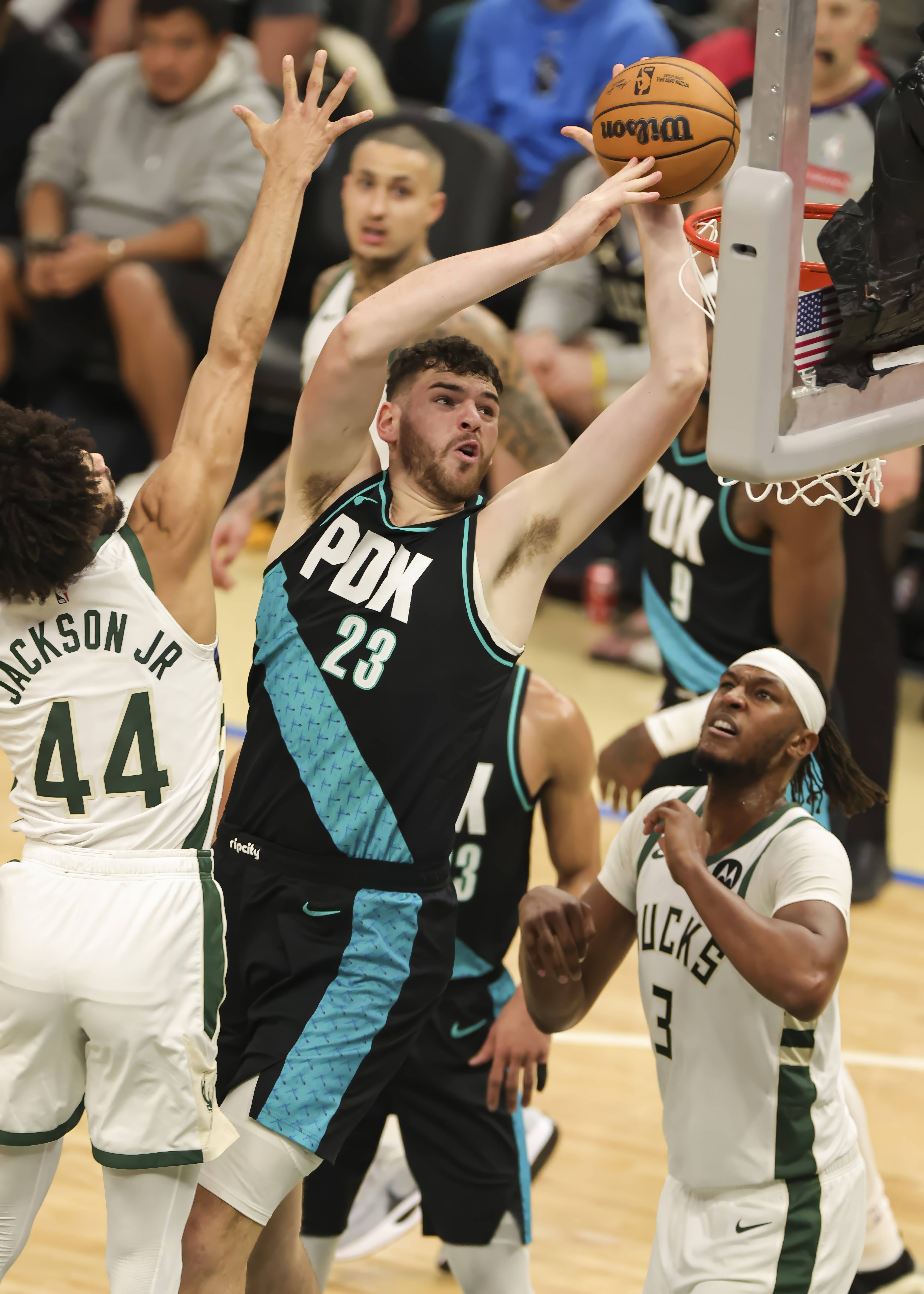 (体育)篮球——NBA常槼(guī)賽(sài):开拓者胜雄鹿