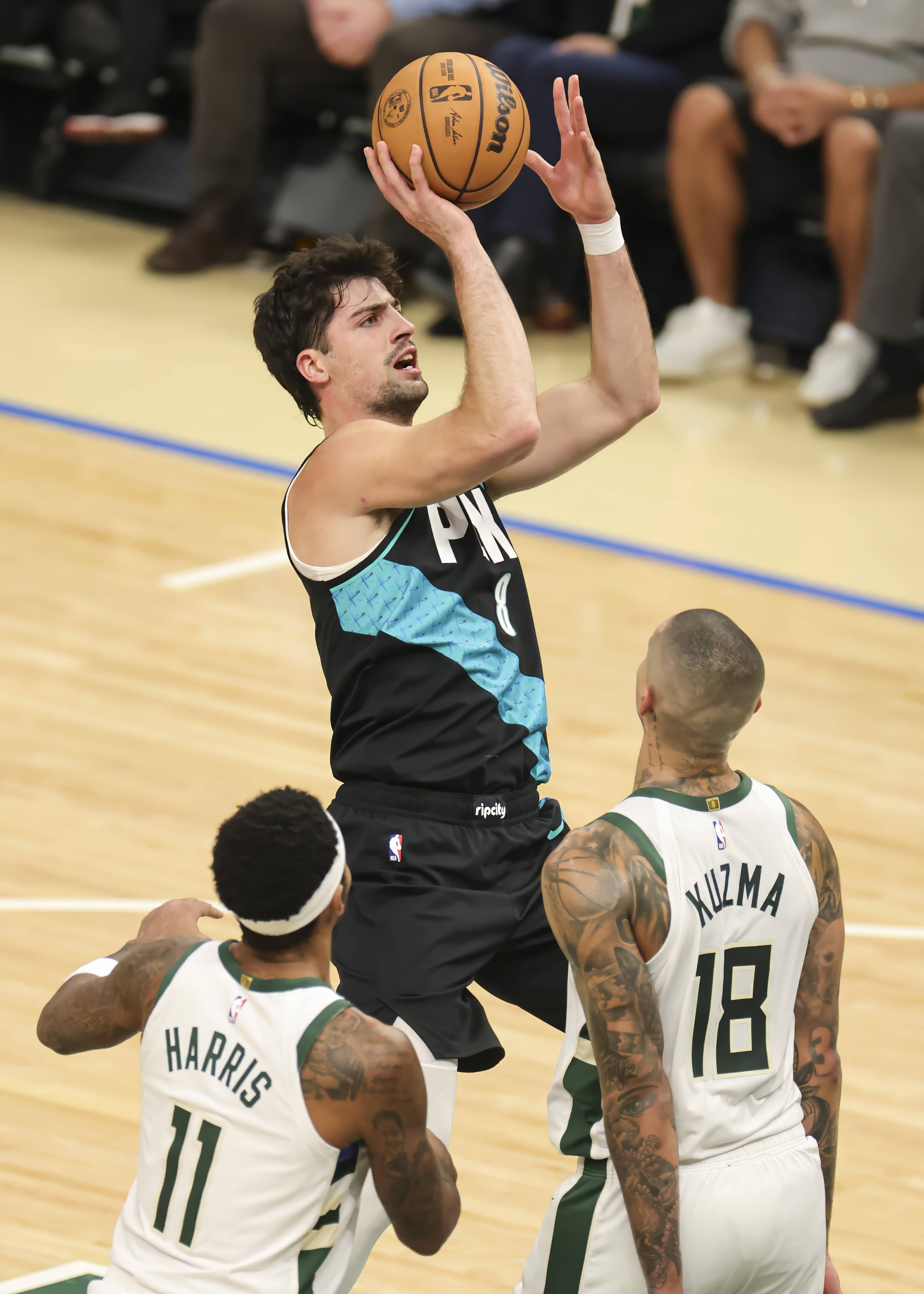 (体育)篮球——NBA常槼(guī)賽(sài):开拓者胜雄鹿