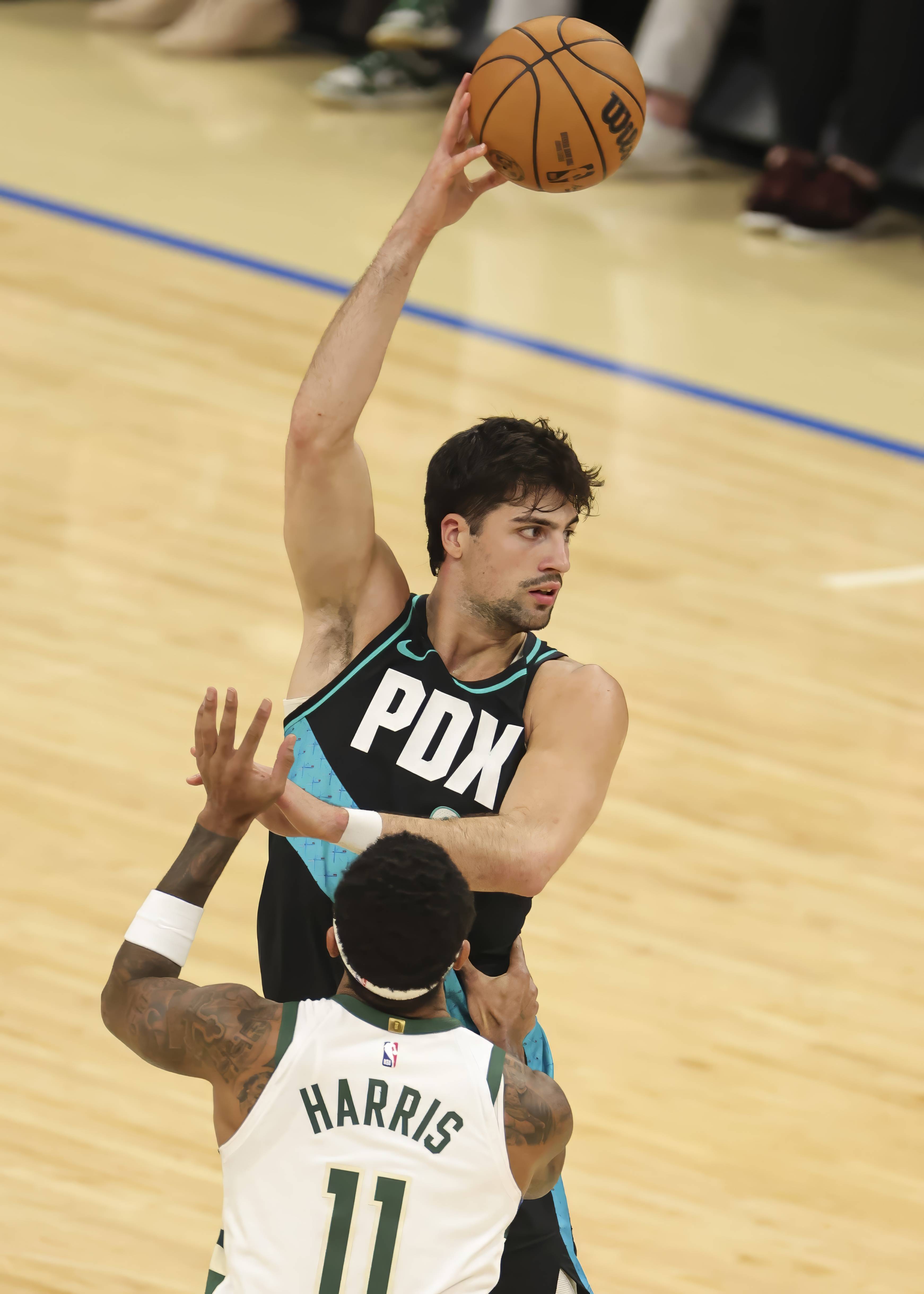 (体育)篮球——NBA常槼(guī)賽(sài):开拓者胜雄鹿