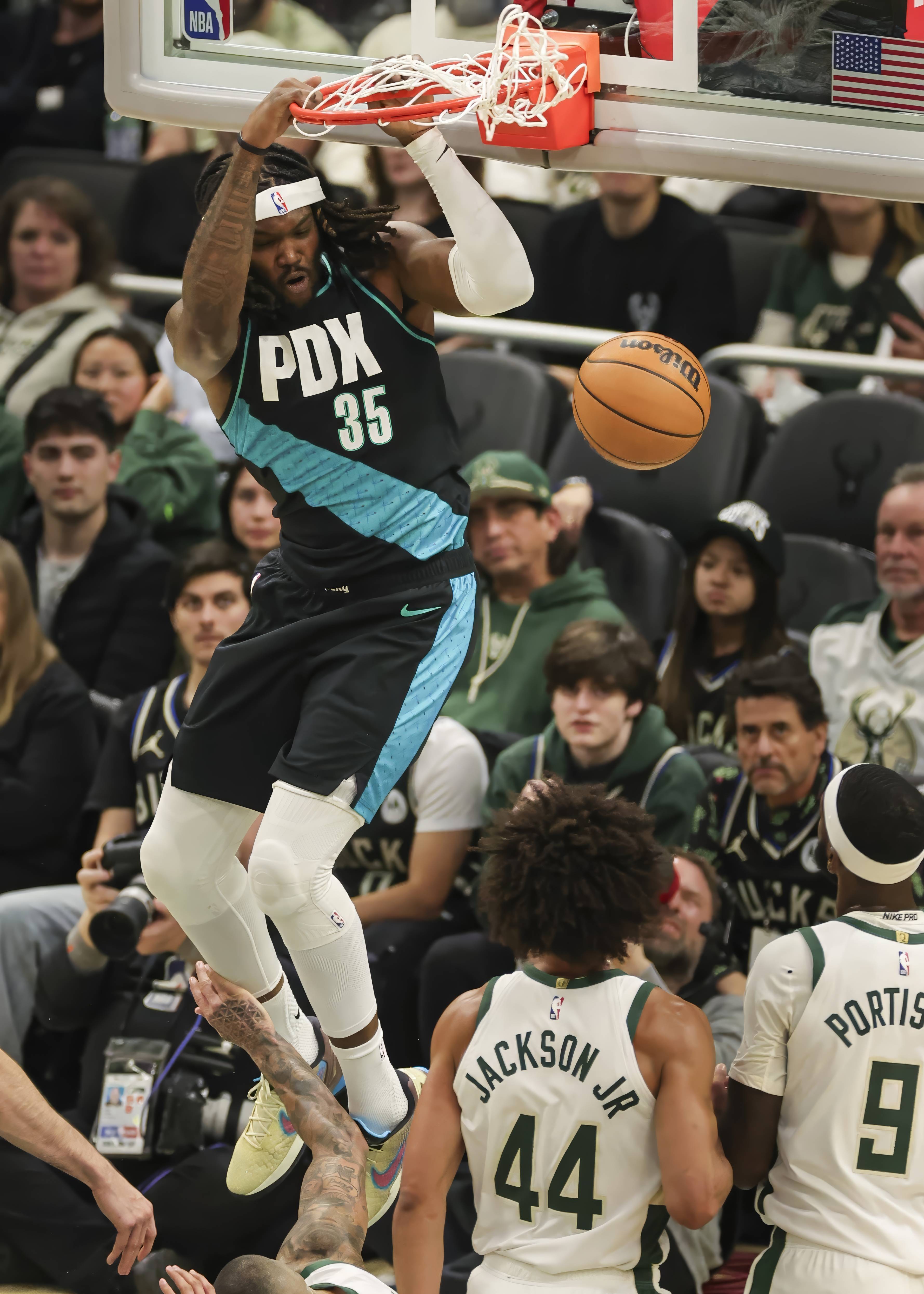 (体育)篮球——NBA常槼(guī)賽(sài):开拓者胜雄鹿