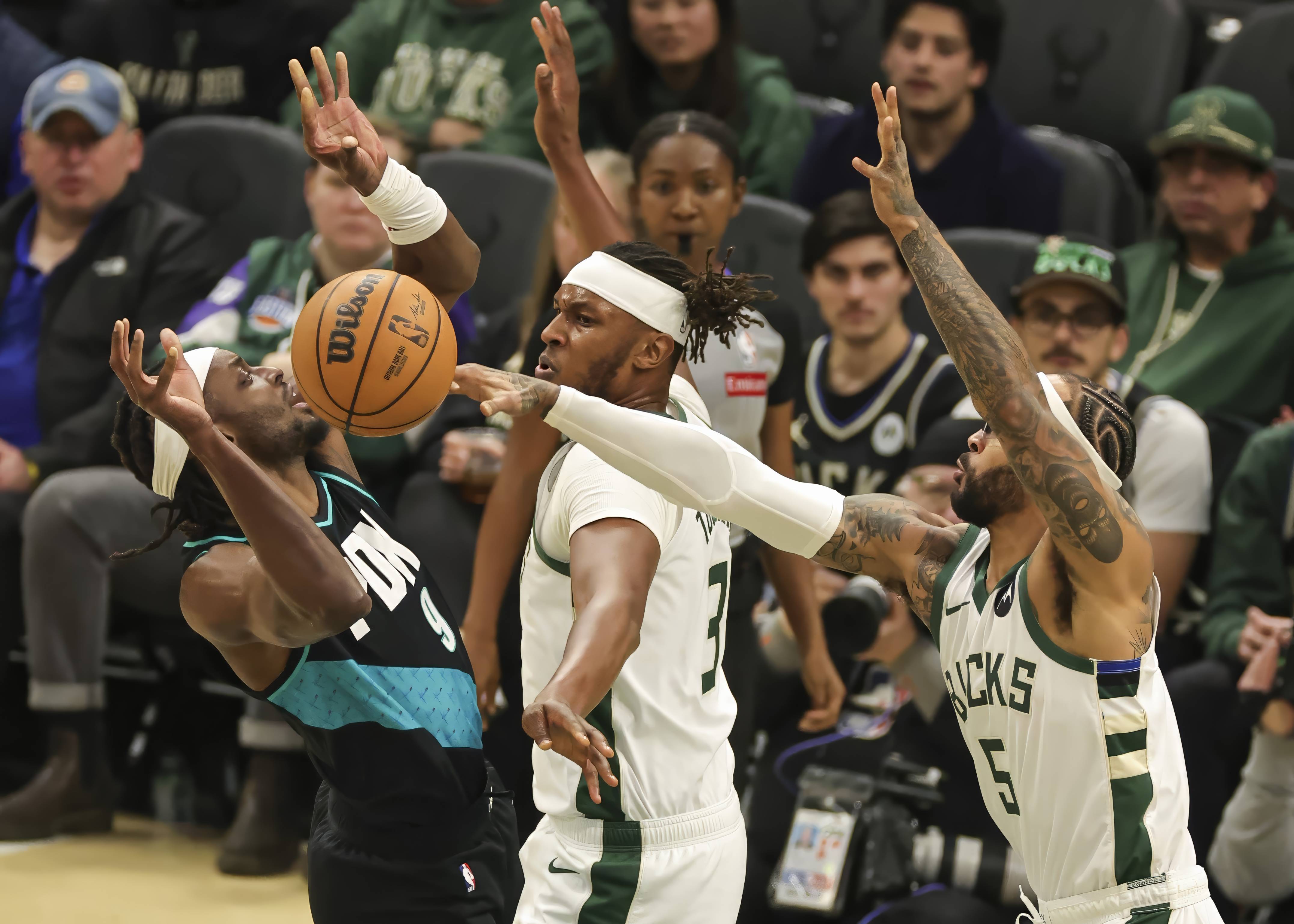 (体育)篮球——NBA常槼(guī)賽(sài):开拓者胜雄鹿