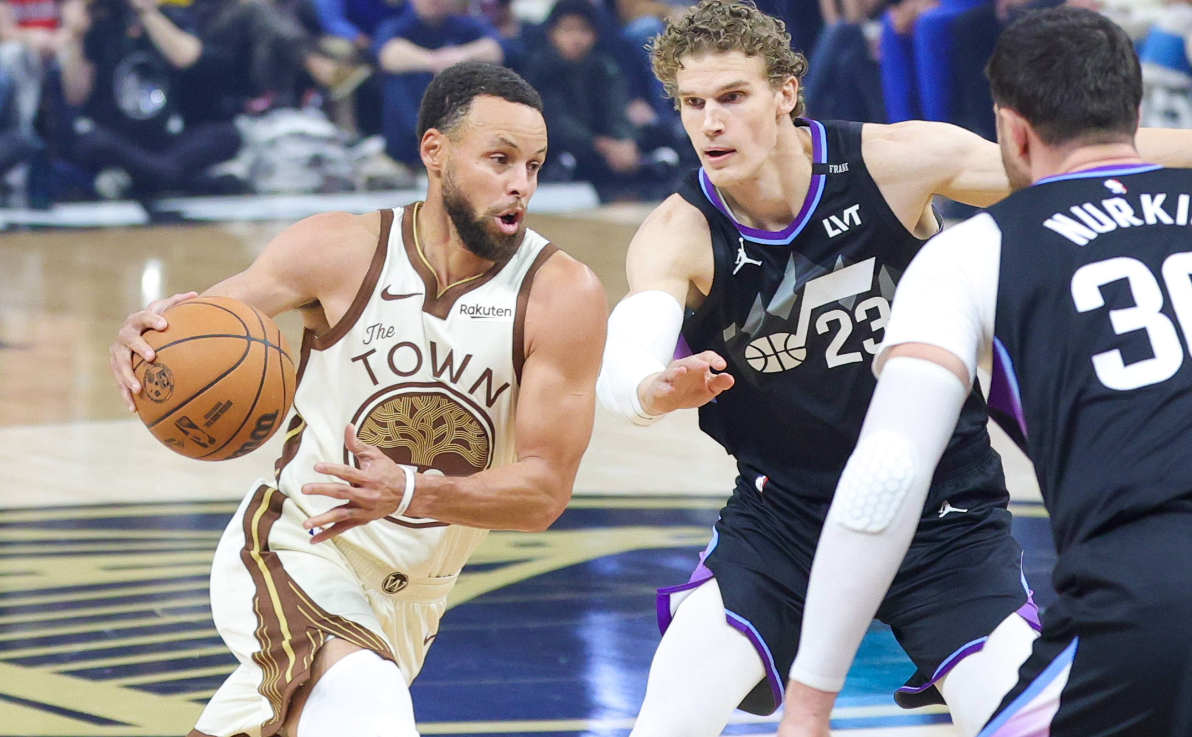 (体育)篮球——NBA常规赛:勇士勝(shèng)爵士