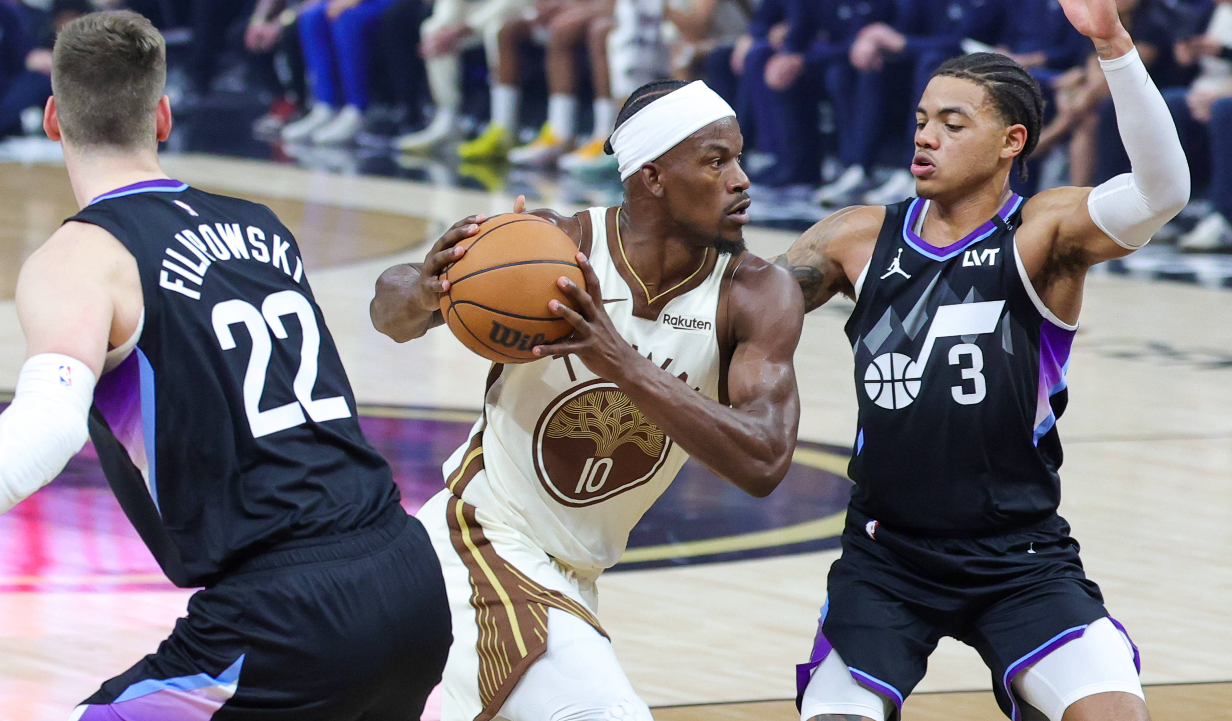 (体育)篮球——NBA常规赛:勇士勝(shèng)爵士