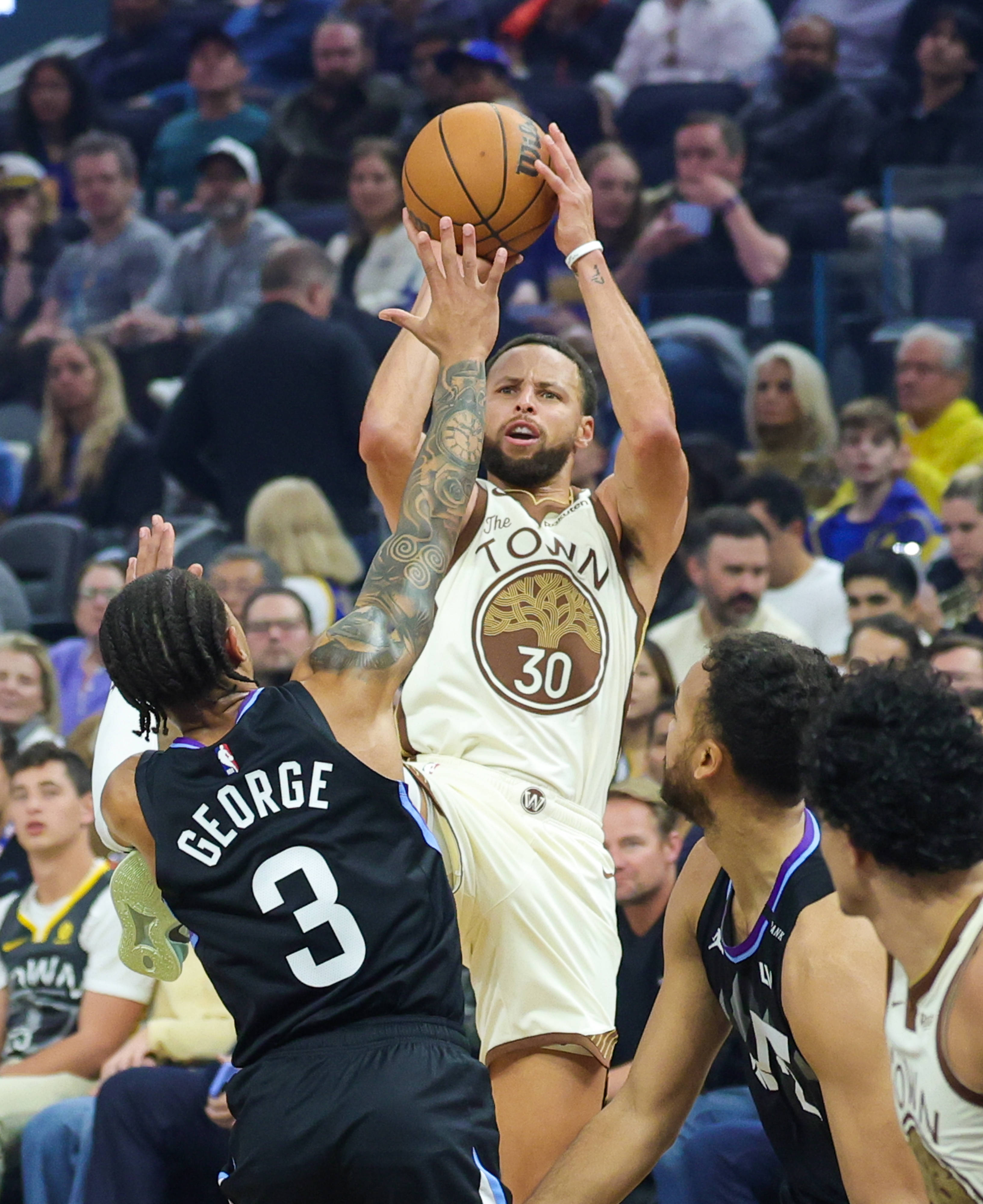 (体育)篮球——NBA常规赛:勇士勝(shèng)爵士